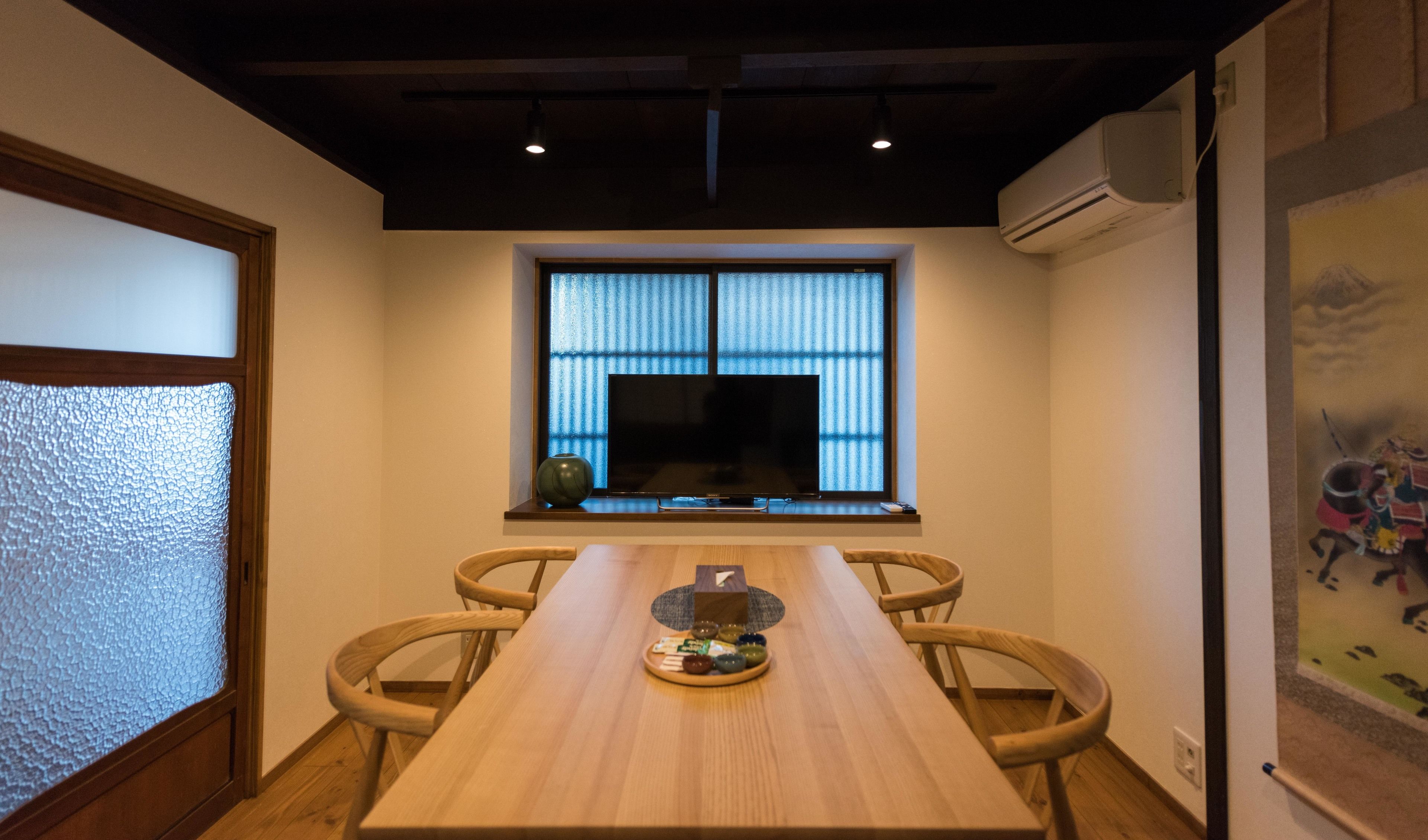 Een traditionele Japanse kamer met tatami vloeren, een lage houten tafel en shoji schermen.