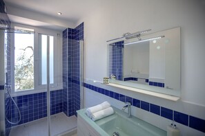 Standard Triple Room | Bathroom | Shower, rainfall showerhead, free toiletries, bidet - Hotel e Appartamenti al Prà de la Fam (Tignale)