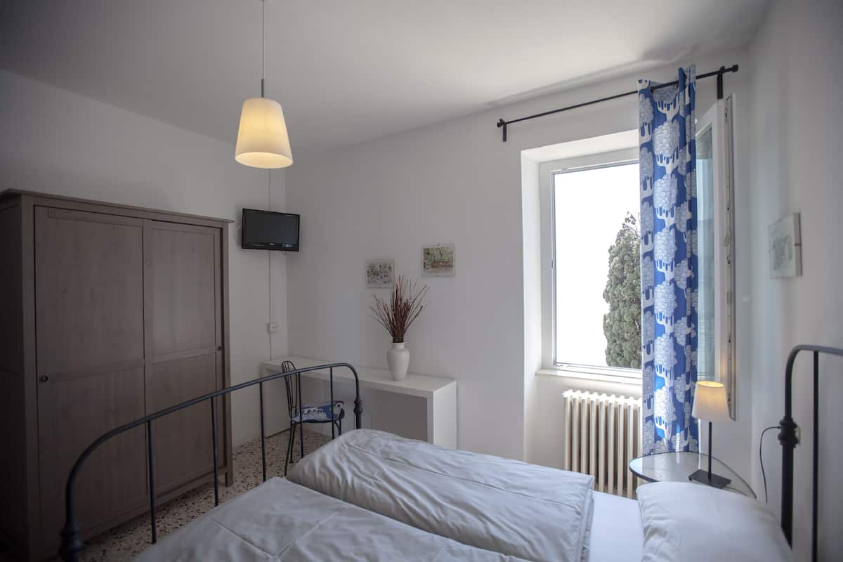 Economy Double Room | 1 bedroom, hypo-allergenic bedding, down duvets, individually decorated