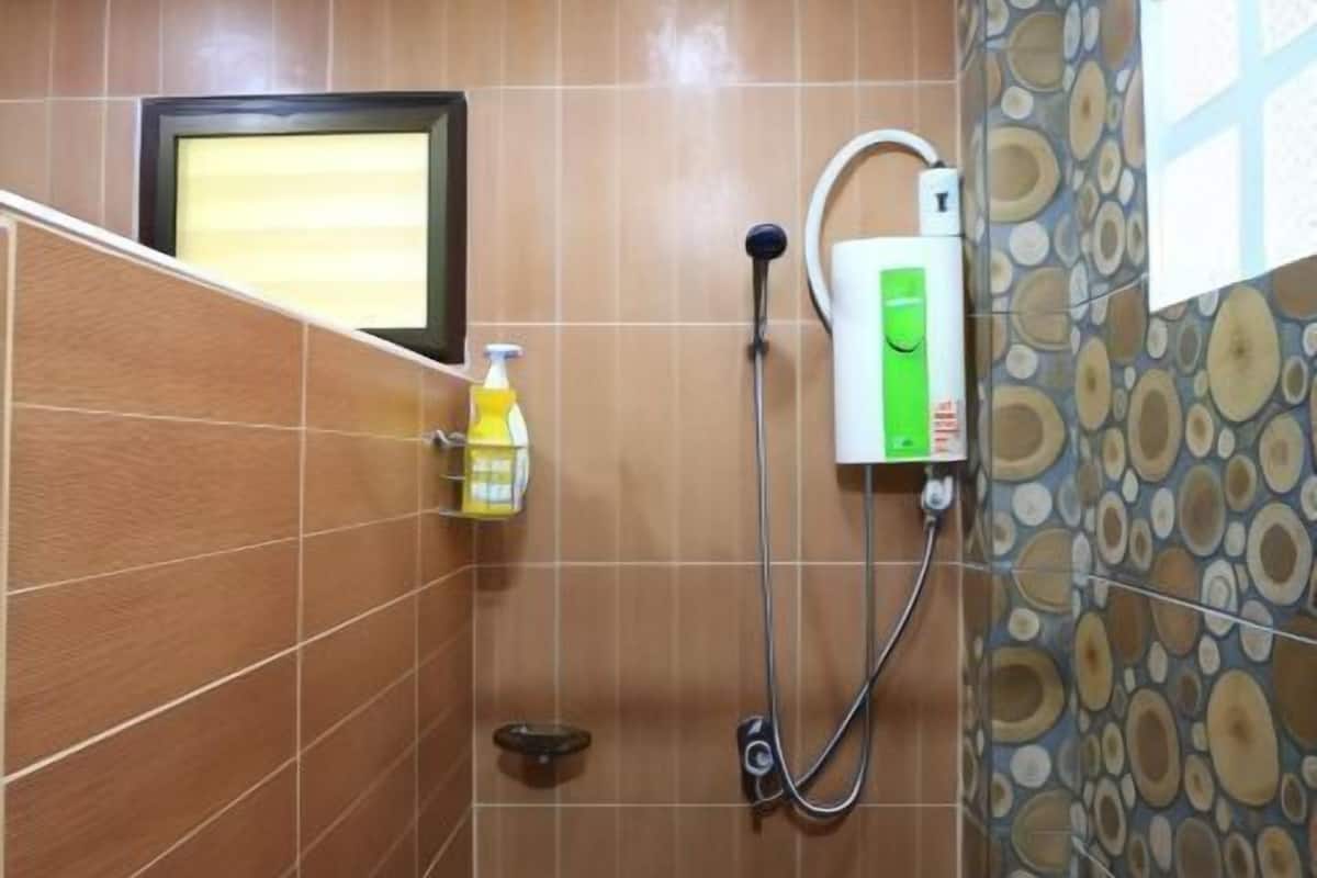 Bilik Mandi | Pancuran mandi, kelengkapan dandanan diri percuma, pengering rambut