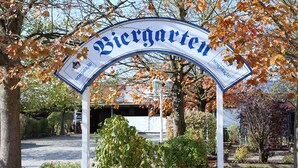Une enseigne portant le nom « Biergarten » et le logo de Nordbräu, indiquant la présence d’un espace dédié à la dégustation de bière en plein air.