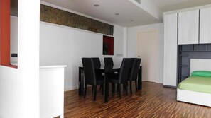 Full-sized fridge, microwave, oven, stovetop - Garden Apartment (Verona)