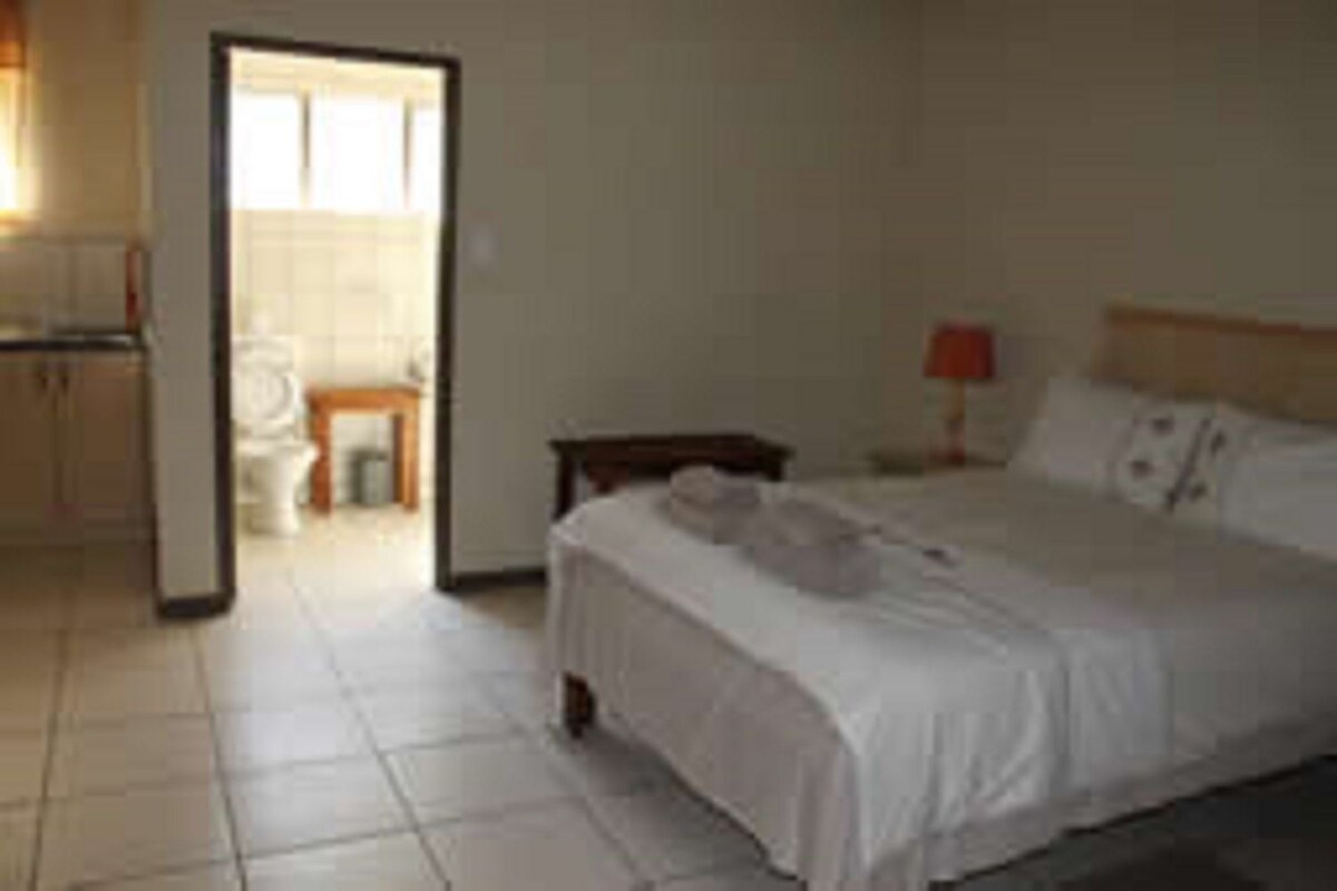 Escritorio, cortinas blackout, cunas gratuitas y ropa de cama 