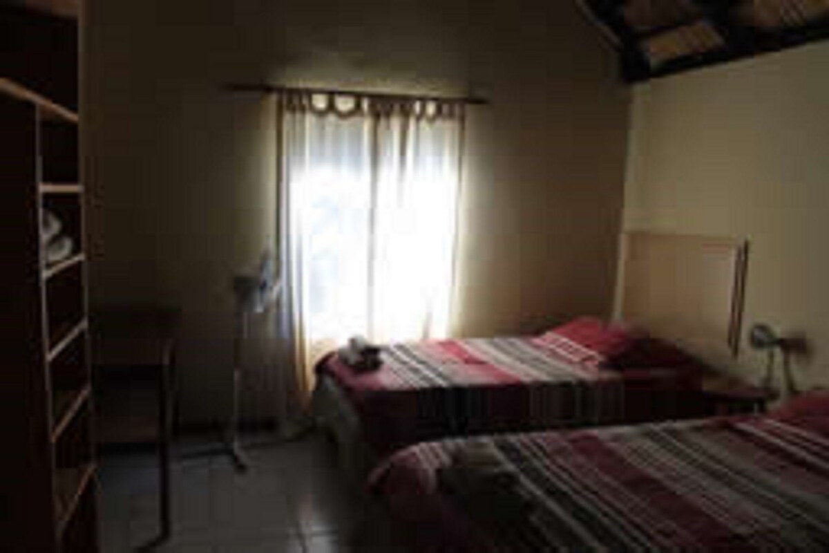 Escritorio, cortinas blackout, cunas gratuitas y ropa de cama 
