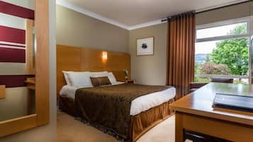 Desk, laptop workspace, iron/ironing board, free WiFi