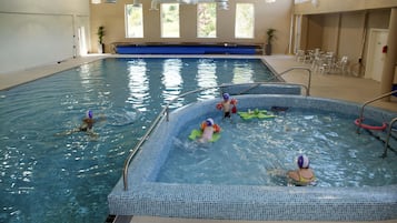 Kolam renang indoor