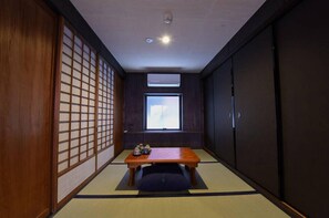 Casa básica, várias camas, para não fumantes | 3 quartos, individualmente decorados, escrivaninha, Wi-Fi de cortesia