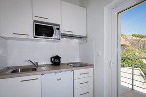 Apartment (4) | Private kitchen | Fridge, microwave, stovetop, electric kettle - Villa Panorama (Omis)