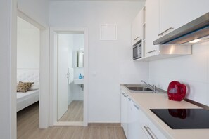 Refrigerador, microondas, placa de cocina, tetera/pava eléctrica