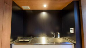 Rumah Basic, Beberapa Tempat Tidur, Bebas Asap Rokok | Dapur kecil pribadi | Mesin pembuat kopi/teh, lemari es, microwave, dan ketel listrik