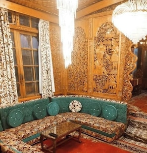 Flat-screen TV - De-Laila Houseboats (Srinagar)