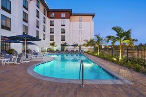 Una piscina al aire libre