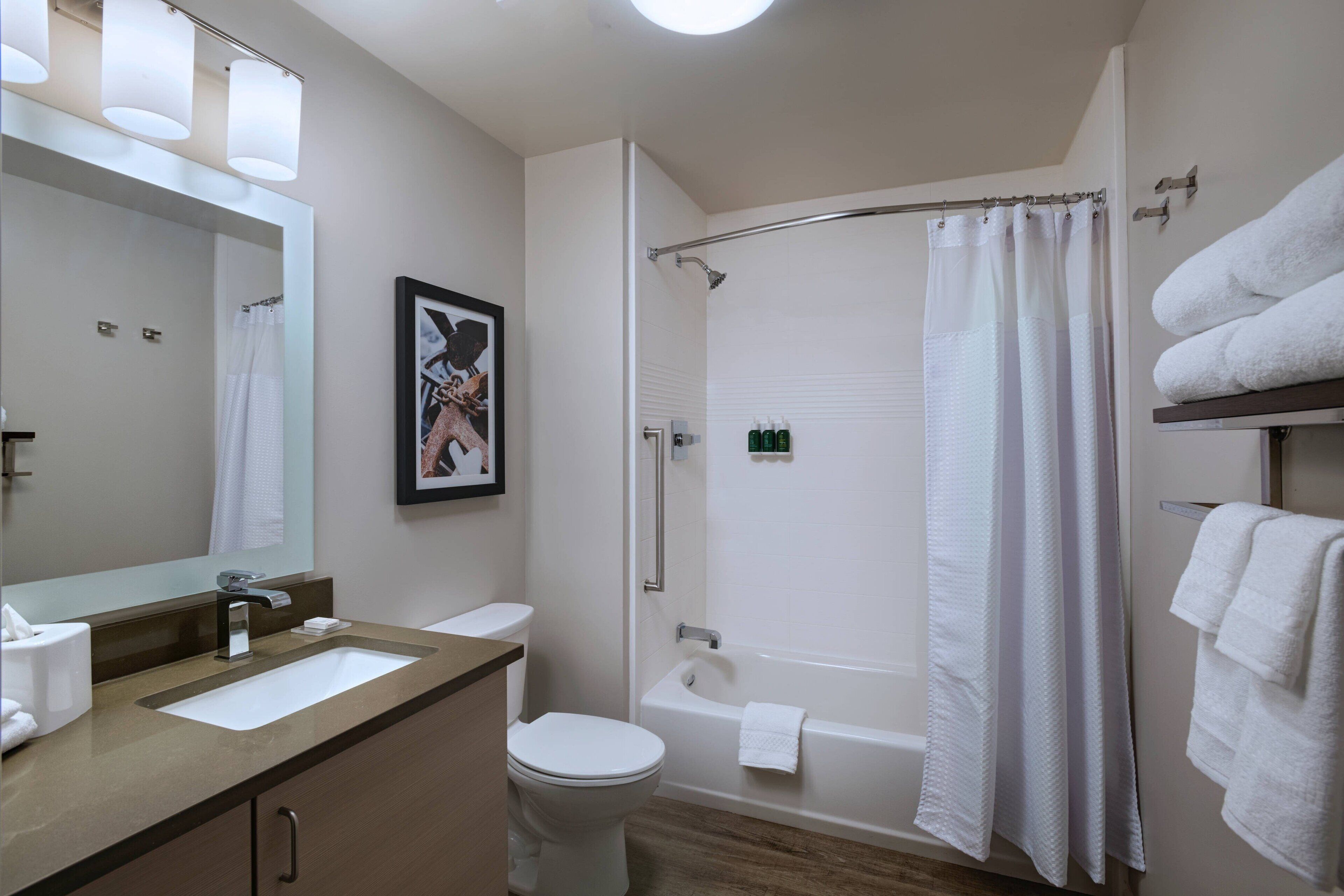 Un baño moderno con lavabo, inodoro y bañera.