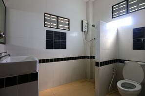 Habitación estándar, no fumadores | Baño | Ducha, artículos de higiene personal gratuitos y secador de pelo