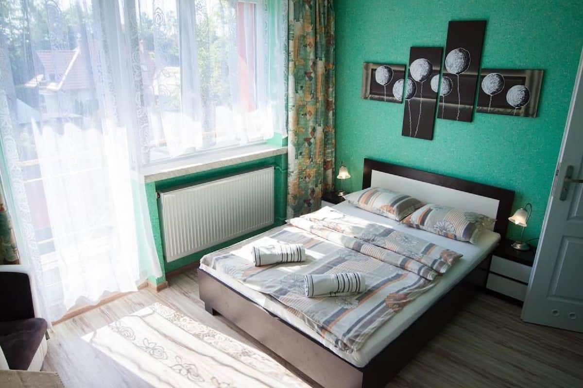 Habitación doble, balcón | Tabla de planchar con plancha, wifi gratis y ropa de cama