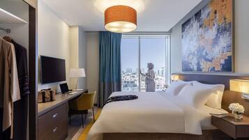 Apartamento, 2 quartos | Cofres nos quartos, individualmente mobiliados, escrivaninha