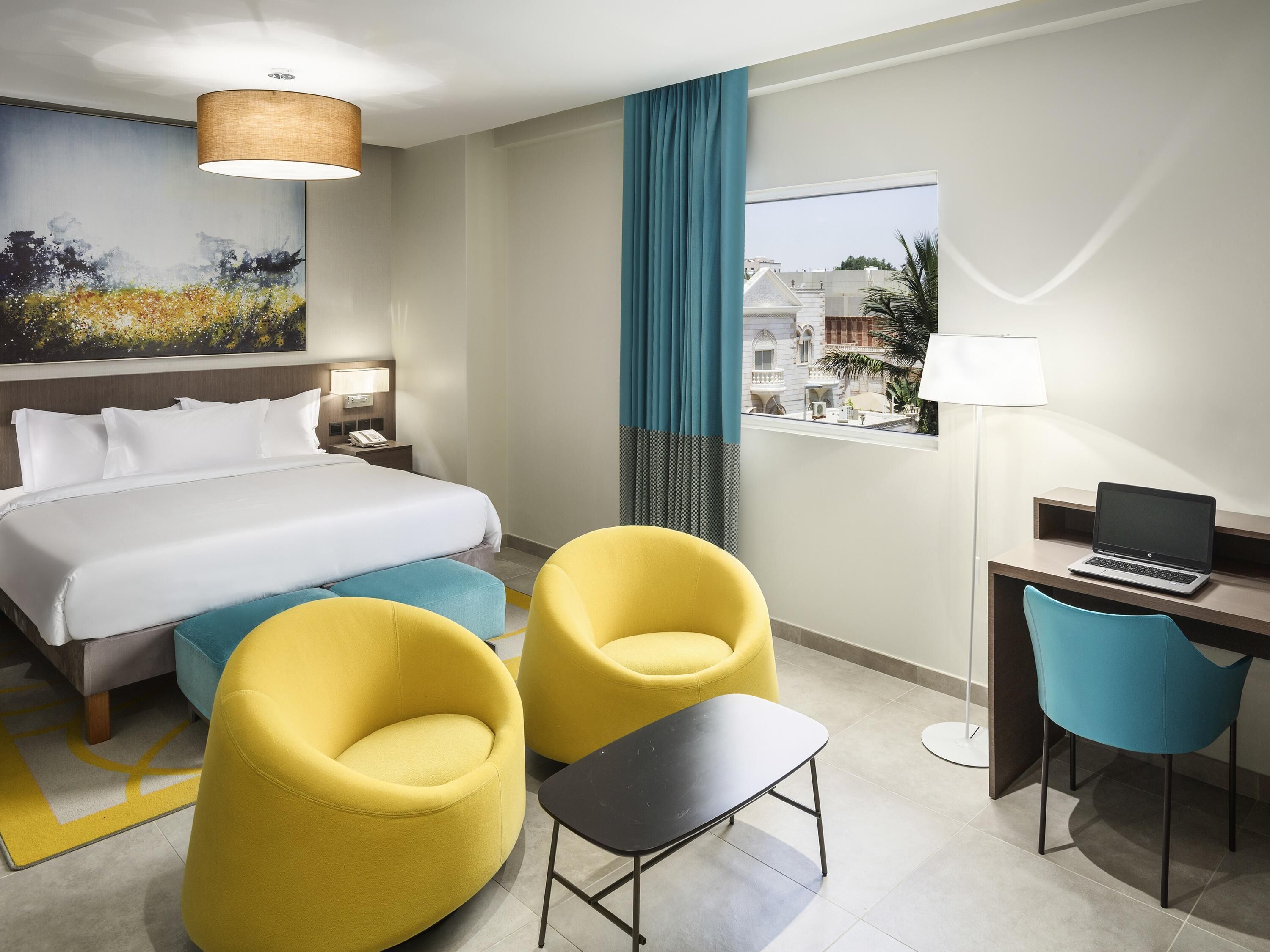 Caja de seguridad en la habitación, muebles diferentes y escritorio 