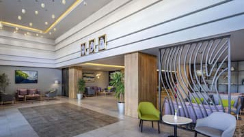 供應早餐、午餐、晚餐;多國菜