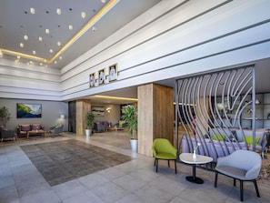 Melayani sarapan dan makan siang dengan sajian masakan internasional