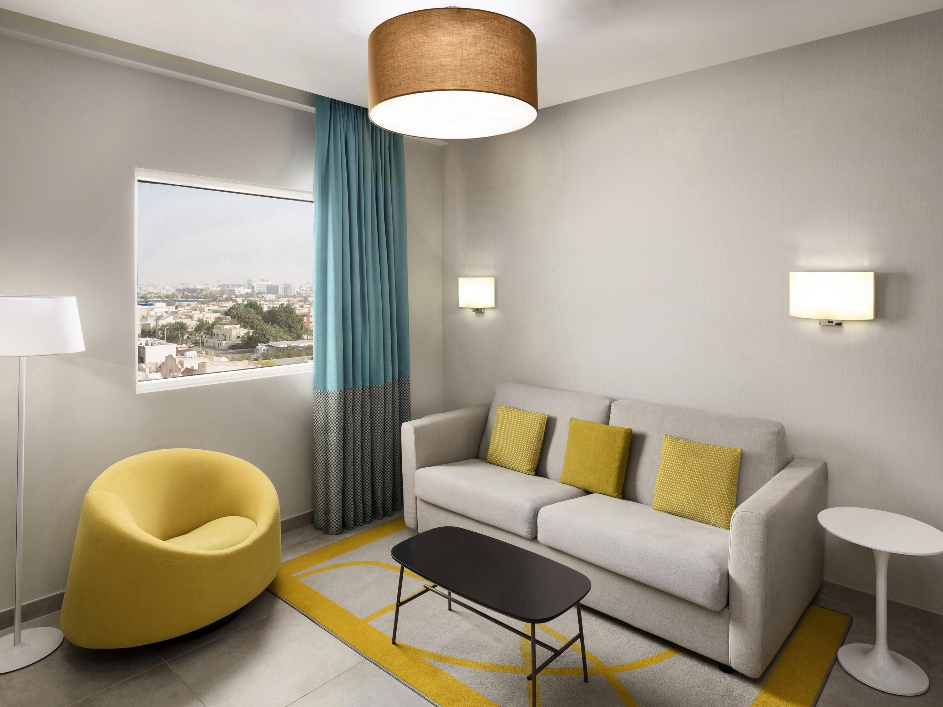 Cofres nos quartos, individualmente mobiliados, escrivaninha