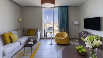 Apartamento, 2 quartos | Cofres nos quartos, individualmente mobiliados, escrivaninha