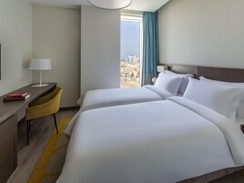 Apartamento, 2 habitaciones | Caja fuerte, escritorio, espacio para trabajar con un portátil