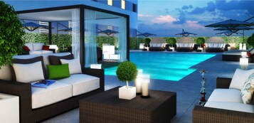 室外游泳池，07:00 至 19:00 开放，池畔遮阳伞，日光浴躺椅