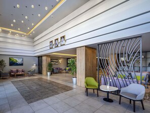 Breakfast, lunch, dinner served; international cuisine 