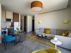 In-room safe, individually furnished, desk, laptop workspace - Adagio Aparthotel Jeddah Malik Road (Jeddah)