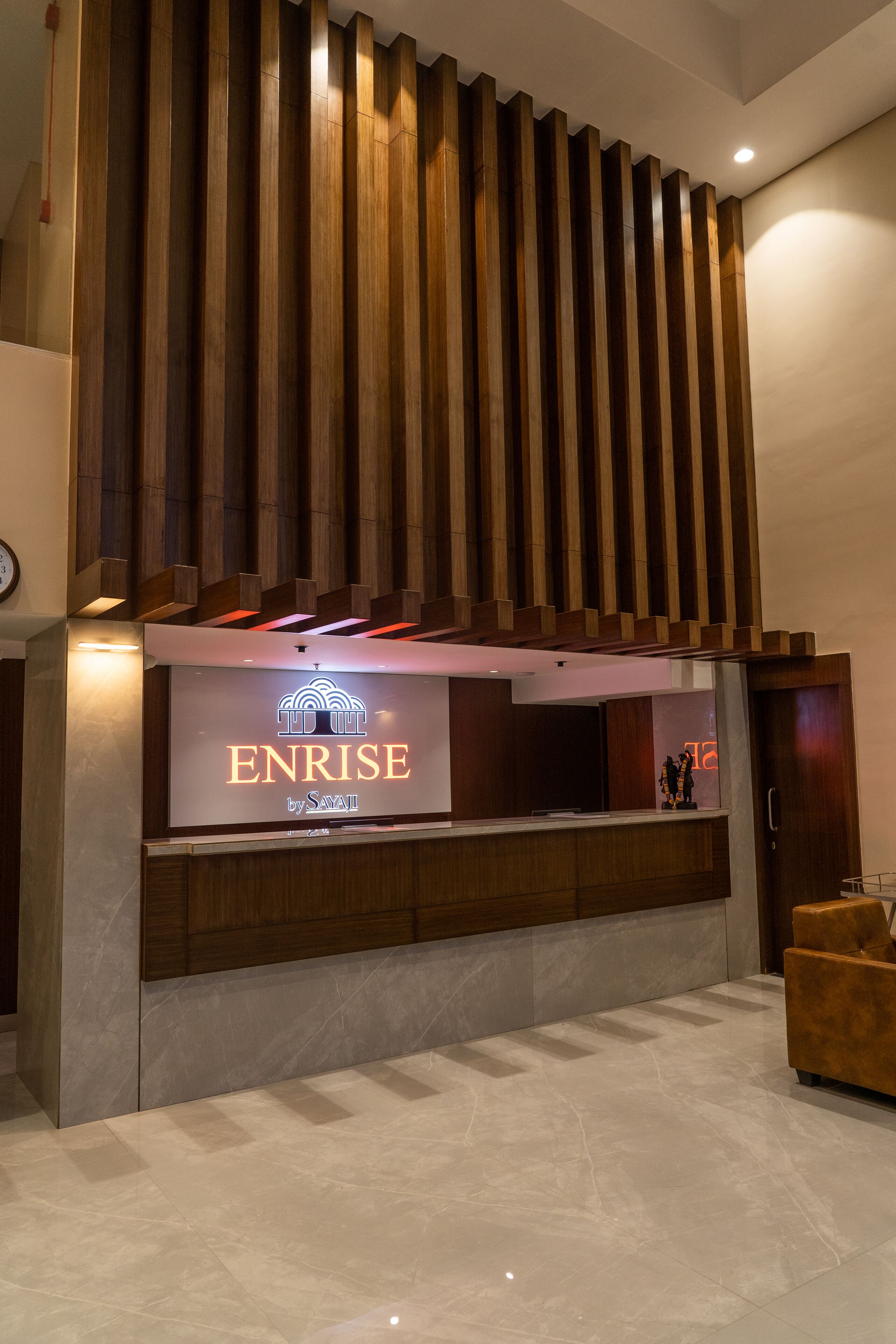 Un comptoir d’accueil avec une enseigne indiquant : « ENRISE by SAVAI ».
