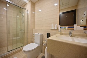 Habitación estándar con 1 cama matrimonial o 2 individuales | Baño | Regadera, amenidades de baño gratuitas, secadora de cabello, batas 
