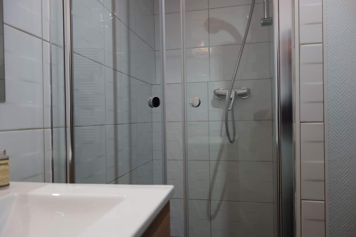 single room | individually decorated, individually furnished, desk, iron/ironing board