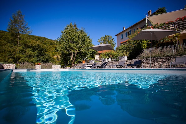 Piscina stagionale all'aperto, ombrelloni da piscina, lettini