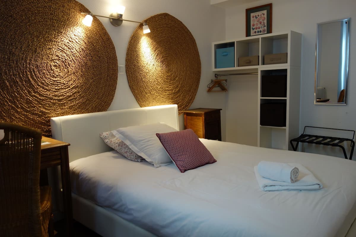 single room | individually decorated, individually furnished, desk, iron/ironing board