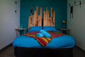 Chambre Double, 1 lit double, salle de bains commune