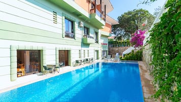 Seasonal outdoor pool, open 8:00 AM to 6:00 PM, pool loungers