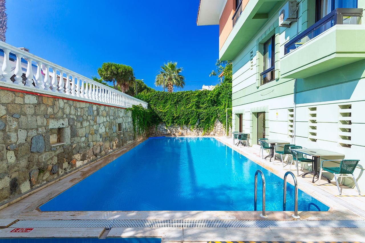 Seasonal outdoor pool, open 8:00 AM to 6:00 PM, pool loungers