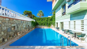 Seasonal outdoor pool, open 8:00 AM to 6:00 PM, pool loungers