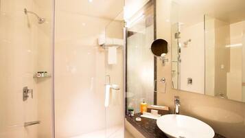 Shower, free toiletries, towels