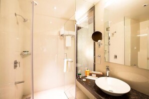 Shower, free toiletries, towels