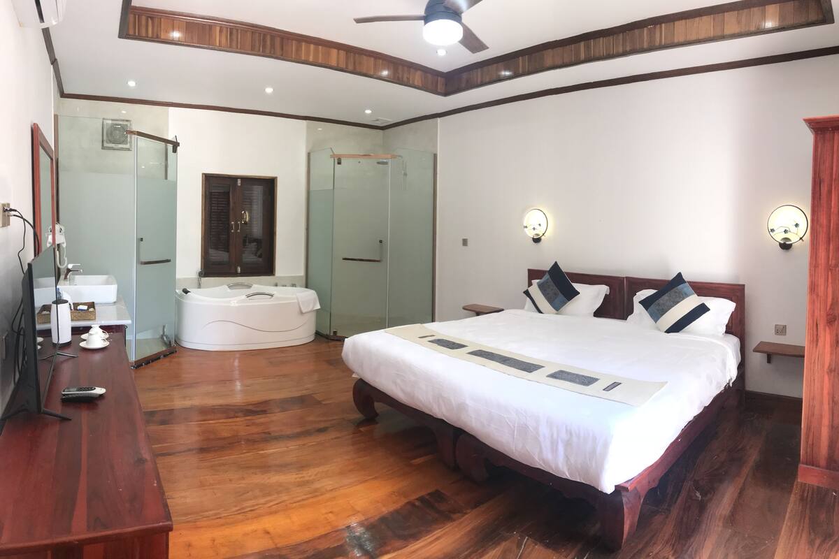 In-room safe, free WiFi