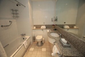 Shower, free toiletries, hair dryer, towels - Killarney Riverside Hotel (Killarney)