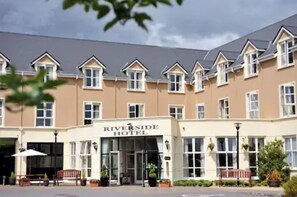 Front of property - Killarney Riverside Hotel (Killarney)
