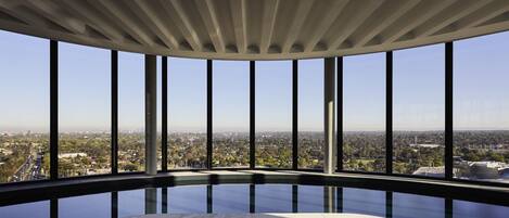 Innenpool, geöffnet von 07:00 Uhr bis 22:00 Uhr, Liegestühle