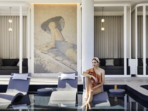 Innendørsbasseng og solsenger