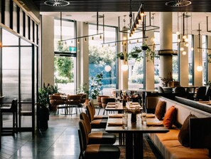 Petit déjeuner, déjeuner et dîner servis sur place