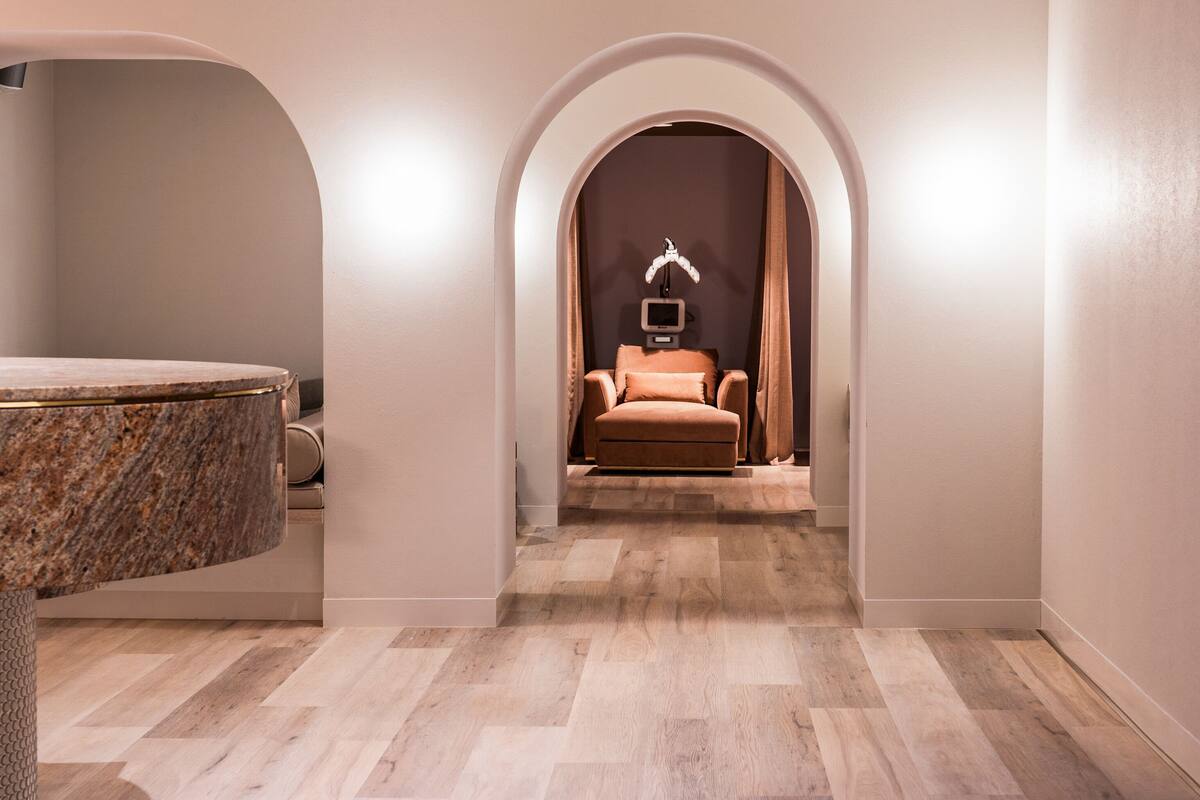 body treatments, facials, 8 treatment rooms, massages