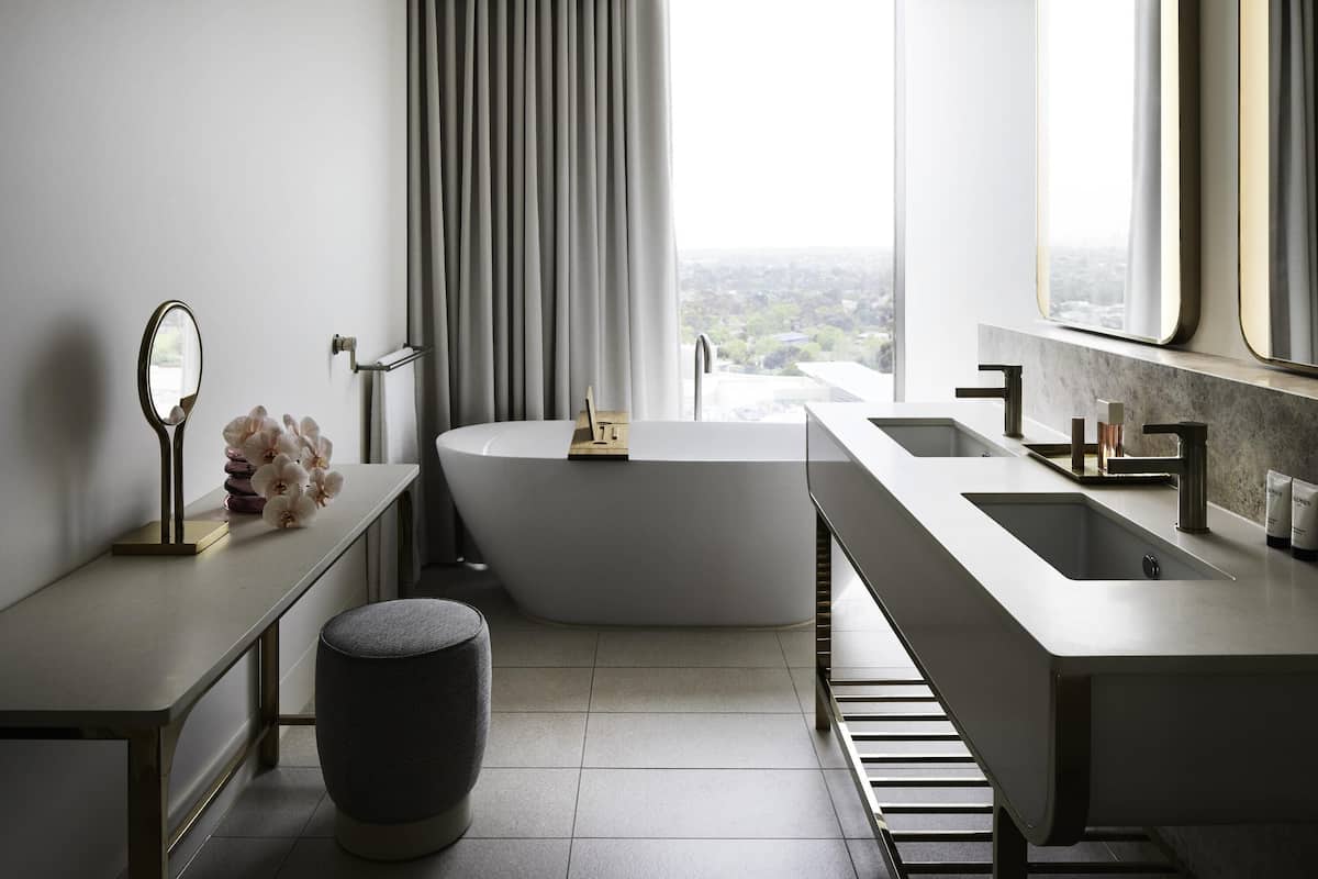 Deluxe Suite, 1 King Bed | Premium bedding, minibar, in-room safe, laptop workspace