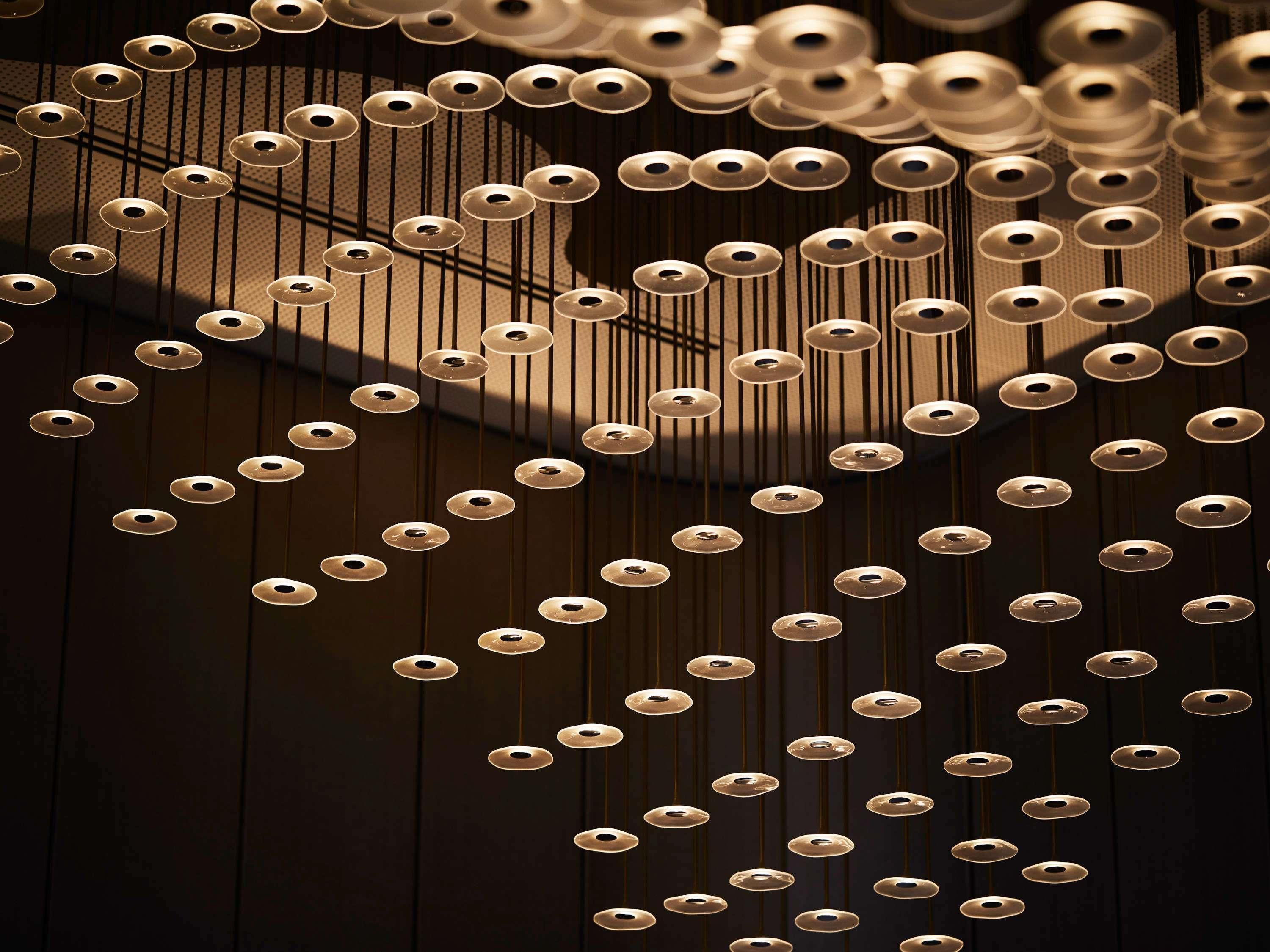 Primer plano de una estructura metálica circular con un diseño repetitivo, posiblemente parte de un elemento arquitectónico más grande.