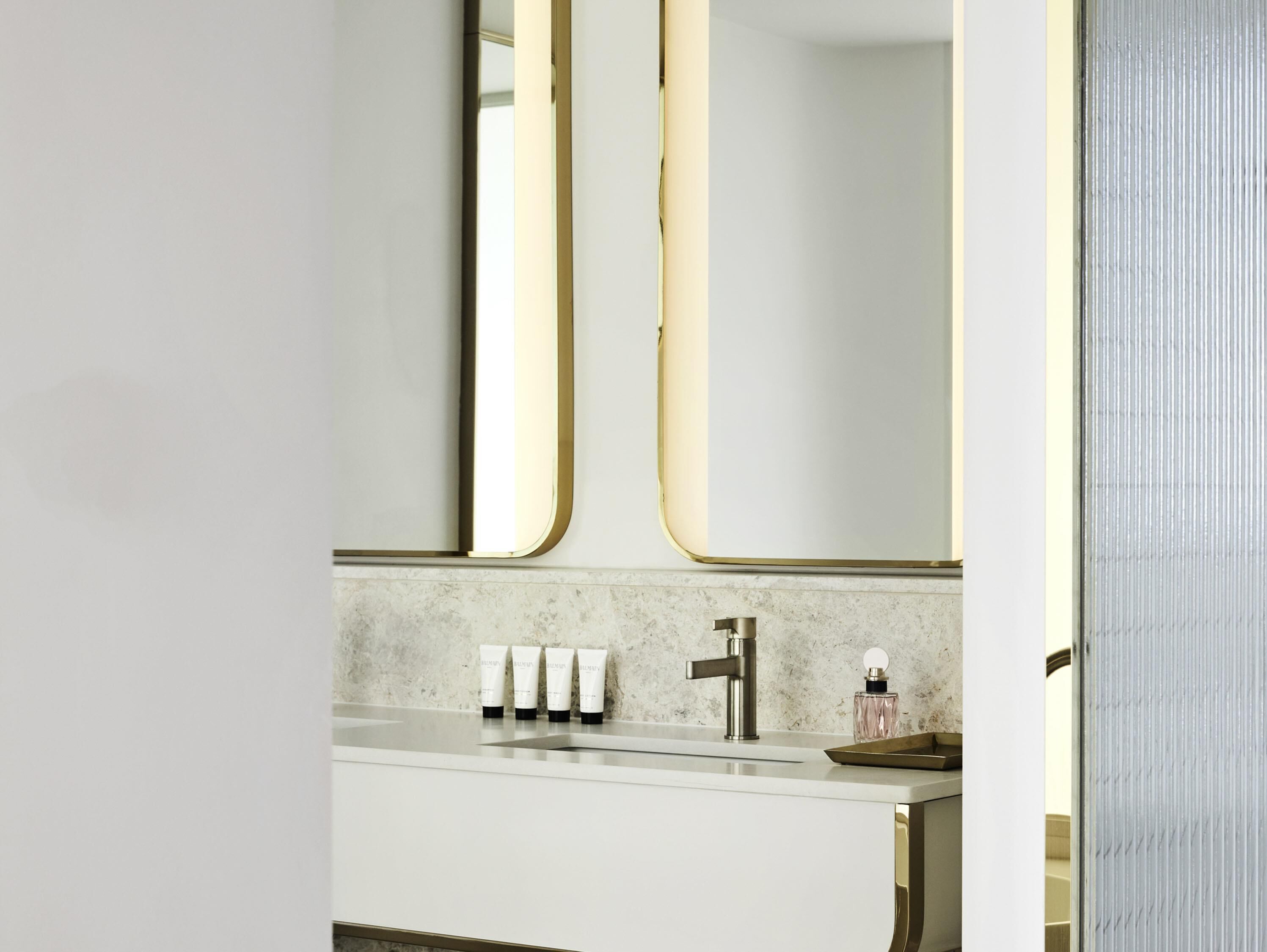 Deluxe Suite, 1 Bedroom | Bathroom | Shower, eco-friendly toiletries, hair dryer, bathrobes